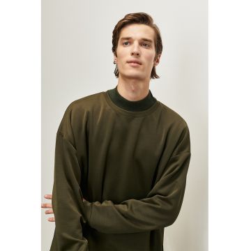 Bluza sport cu decolteu la baza gatului si maneci cazute Bluza sport cu decolteu la baza gatului si maneci cazute