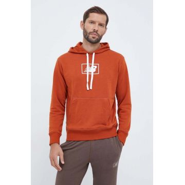New Balance bluza barbati, culoarea maro, cu glugă, cu imprimeu New Balance bluza barbati, culoarea maro, cu glugă, cu imprimeu
