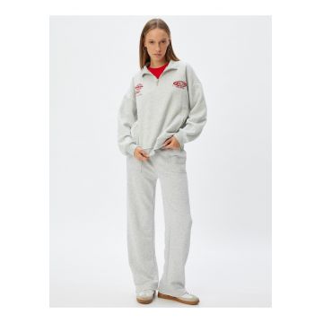 Bluza de trening cu imprimeu text si fenta cu fermoar