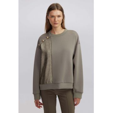 Bluza de trening cu margele si decolteu la baza gatului