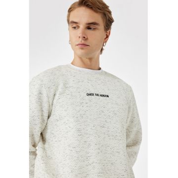 Bluza de trening cu decolteu la baza gatului si text