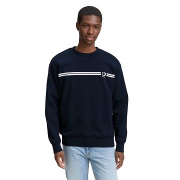 Bluza de trening cu decolteu la baza gatului si imprimeu grafic