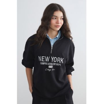 Bluza de trening cu fermoar scurt si imprimeu