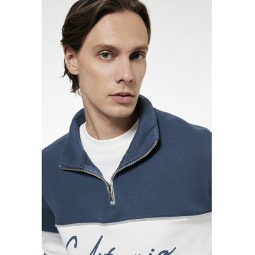Bluza de trening cu decolteu cu fermoar scurt si imprimeu text Bluza de trening cu decolteu cu fermoar scurt si imprimeu text