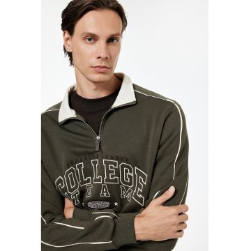 Bluza de trening cu decolteu cu fermoar scurt si imprimeu text Bluza de trening cu decolteu cu fermoar scurt si imprimeu text