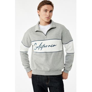 Bluza de trening cu decolteu cu fermoar scurt si imprimeu text Bluza de trening cu decolteu cu fermoar scurt si imprimeu text