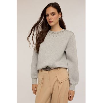 Bluza de trening cu aplicatii decorative pe decolteu