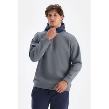 Hanorac cu model in doua tonuri si fermoar scurt