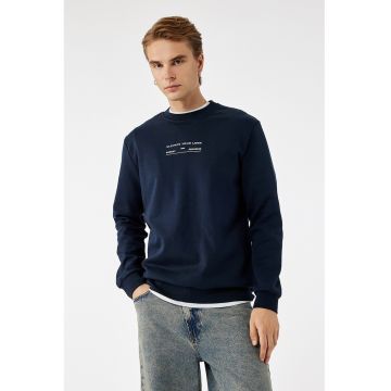 Bluza de trening cu decolteu la baza gatului si text