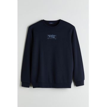 Bluza de trening cu design text si decolteu la baza gatului