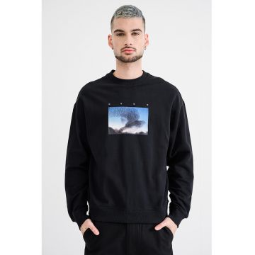 Bluza de trening cu imprimeu foto si decolteu la baza gatului