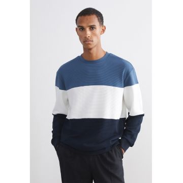 Bluza de trening cu model colorblock si decolteu la baza gatului