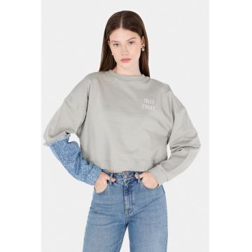 Bluza de trening crop cu maneci din denim si imprimeu grafic