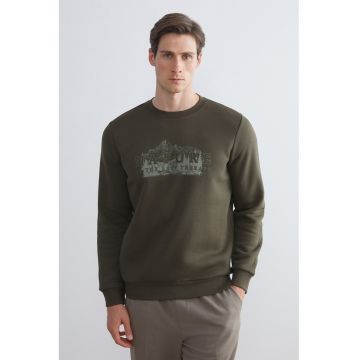 Bluza de trening cu decolteu la baza gatului si imprimeu