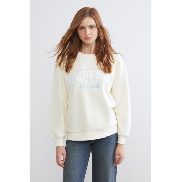 Bluza de trening cu decolteu la baza gatului si imprimeu text