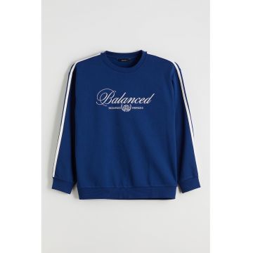 Bluza de trening cu imprimeu si banda contrastanta pe maneci