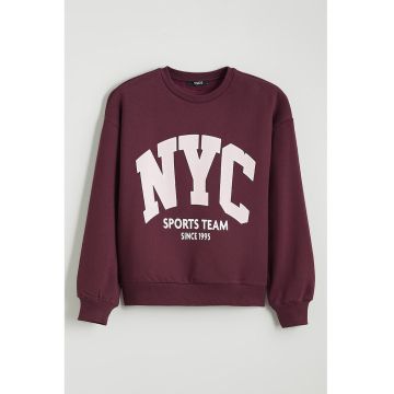 Bluza de trening cu imprimeu text si decolteu la baza gatului