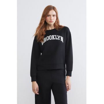 Bluza de trening cu maneci cazute si imprimeu