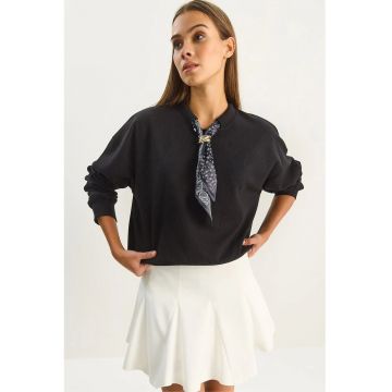 Hanorac dama  guler rotund - detaliu accesoriu imprimat - negru - textil