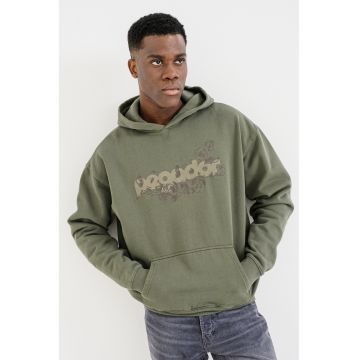 Tricou cu decolteu la baza gatului si imprimeu grafic