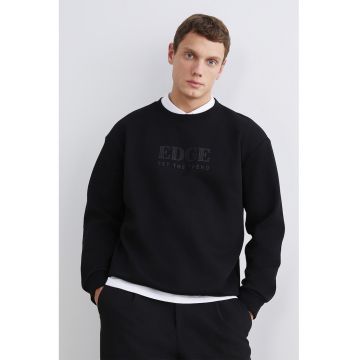 Bluza de trening cu decolteu la baza gatului si imprimeu text - Negru