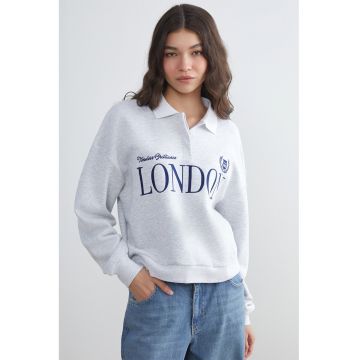 Bluza de trening cu guler polo si imprimeu - Gri deschis/Albastru inchis